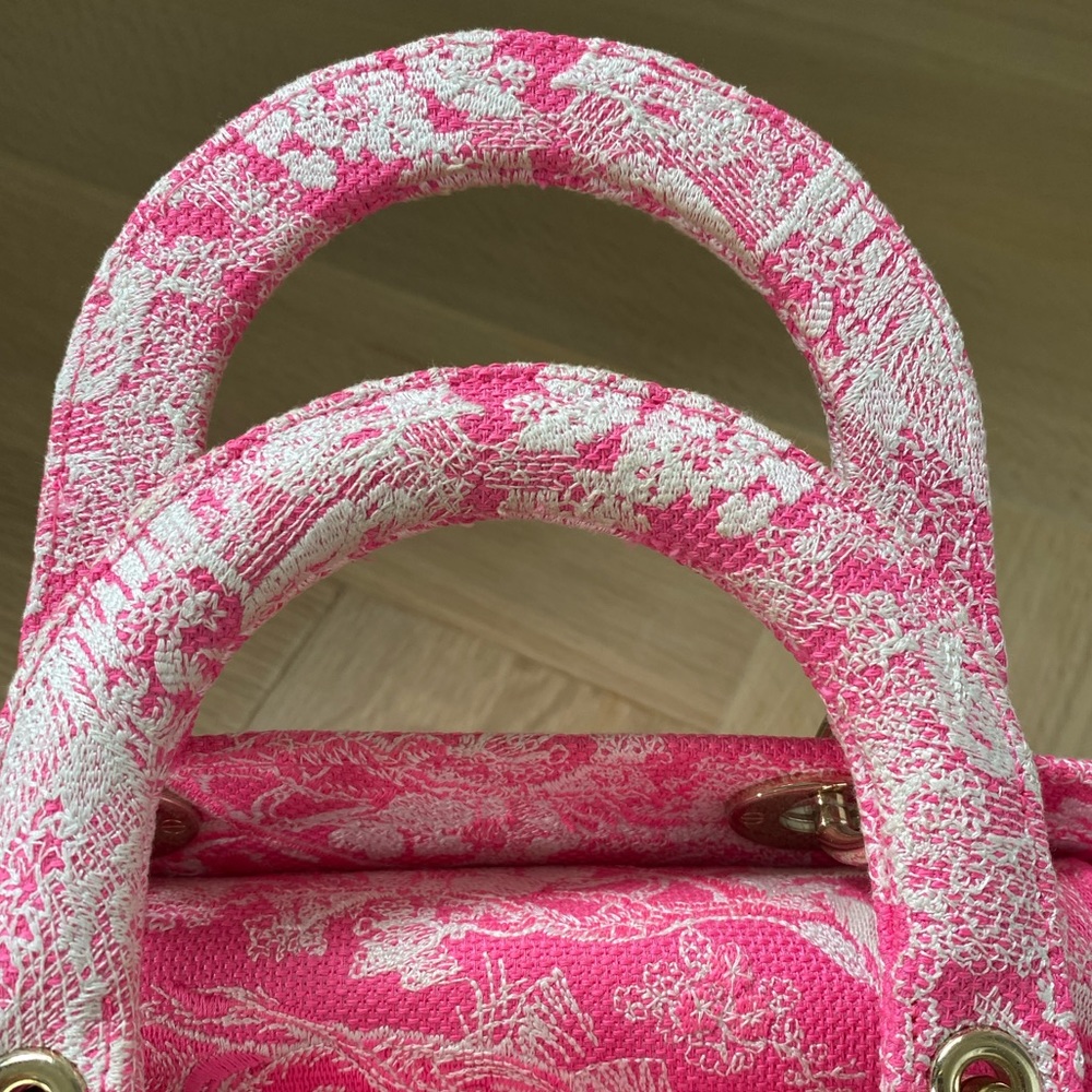 MEDIUM LADY D-LITE BAG
Pink Toile de Jouy Reverse Embroidery - Picture 5 of 14